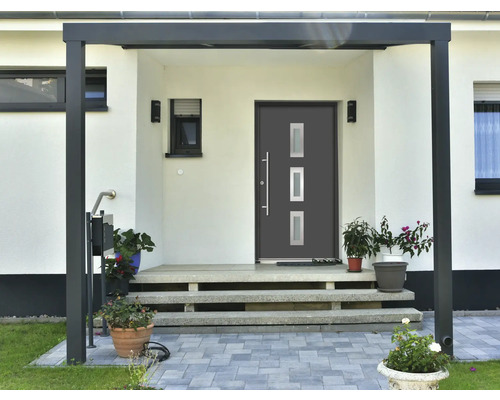 Eingangsbereich eines Hauses mit Haustür, Überdachung und Treppe