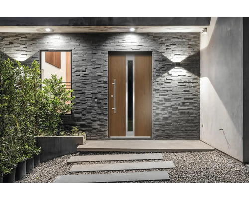 Aussenansicht eines Hauses mit Haustür, Fenster und Steinverkleidung.