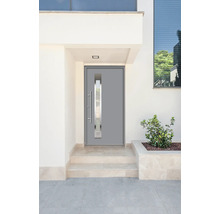 Porte d''entrée grise avec insert en verre et poignée en acier inoxydable devant une façade blanche.