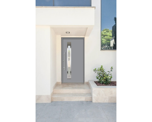 Porte d''entrée grise avec insert en verre et poignée en acier inoxydable devant une façade blanche.