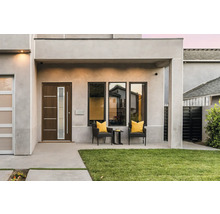 Espace d''entrée d''une maison avec porte d''entrée, fenêtres et sièges