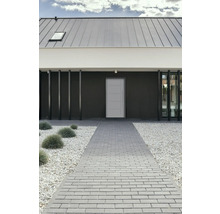 Maison individuelle avec chemin pavé, parterre de gravier et porte d''entrée