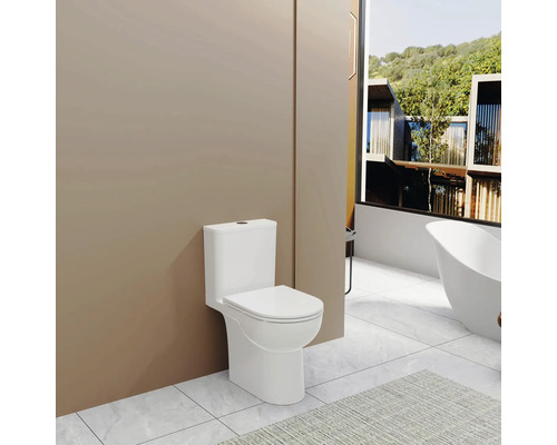 WC au sol blanc dans une salle de bains