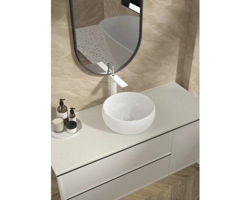 Salle de bain moderne avec lavabo à poser, miroir et meuble sous-lavabo