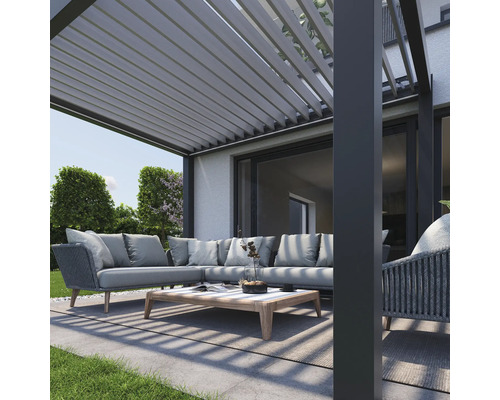 Überdachte Terrasse mit Loungemöbeln und Lamellendach für den Aussenbereich.