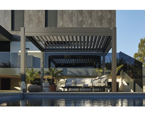 Pergola moderne avec toit à lamelles à côté de la piscine et des meubles de salon