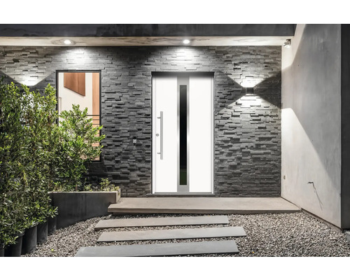 Espace d''entrée avec porte d''entrée, fenêtre et mur en pierre.
