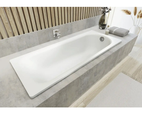 Eingebaute Badewanne in einem Badezimmer mit neutralem Dekor.