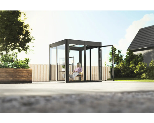 Gewächshaus SunGarden Infinity 2.2 Kunststoff 6 mm 233 x 233 cm anthrazit Quadratisches Glashaus mit geöffneter Tür im Garten, eine Frau sitzt auf einem Stuhl