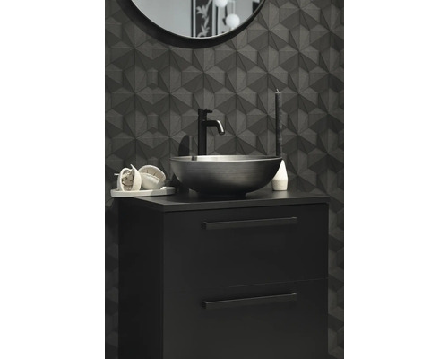 Badezimmer mit Waschbecken, Armatur, Unterschrank und Wandfliesen mit geometrischem Muster