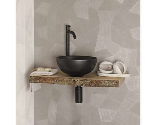 Modernes Badezimmer mit schwarzem Aufsatzwaschbecken auf einer Holzablage