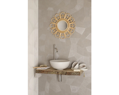 Salle de bains avec miroir rond, vasque à poser, robinet et plan de toilette