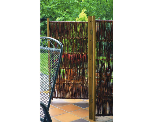 Brise-vue en osier avec poteaux en bois sur une terrasse