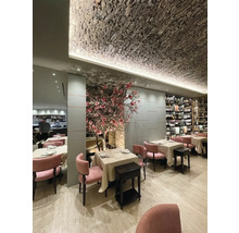 Restaurantinnenraum mit Tischen, Stühlen und dekorativem Deckendesign