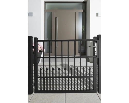 Portillon de jardin noir devant une entrée de maison