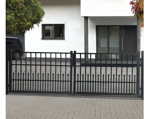 Portail double en métal devant une maison d''habitation