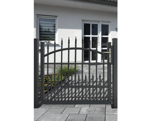 Portail de jardin en métal avec pointes de clôture devant une maison