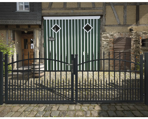 Portail de jardin en métal noir devant une maison