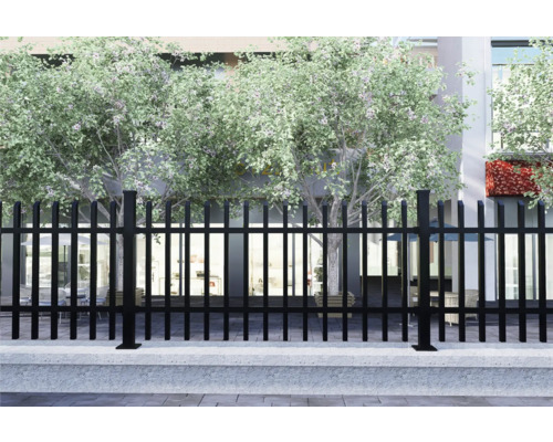 Clôture métallique noire devant un bâtiment avec des arbres