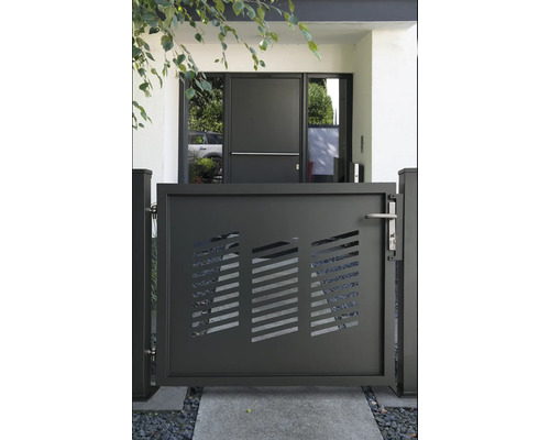 Portail de jardin moderne avec découpes horizontales devant une maison