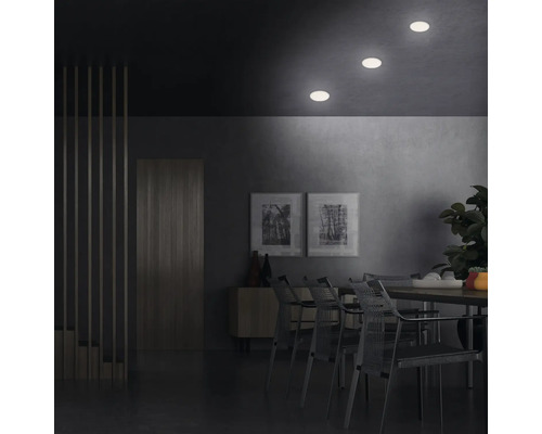 Salle à manger avec table, chaises, commode et spots encastrés pour un éclairage lumineux