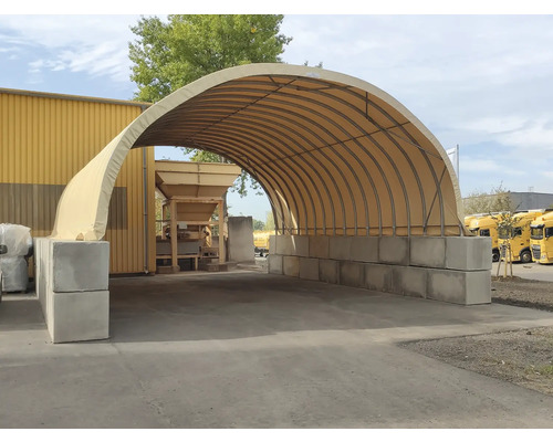 Hangar de stockage avec murs en blocs de béton