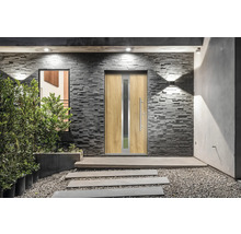 Espace d''entrée avec porte d''entrée en bois, fenêtre, mur en pierre et dalles de trottoir