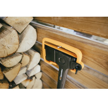 Hache de fendage Fiskars avec des bûches