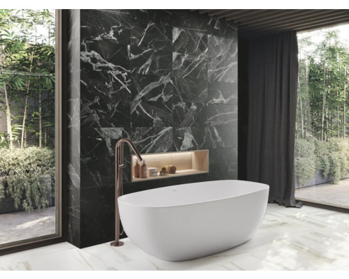 Salle de bain avec baignoire, mur en marbre noir et grande fenêtre