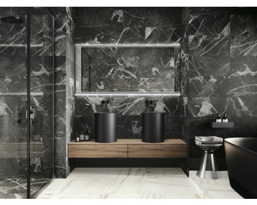 Salle de bains moderne avec murs en marbre foncé, deux vasques à poser et une douche