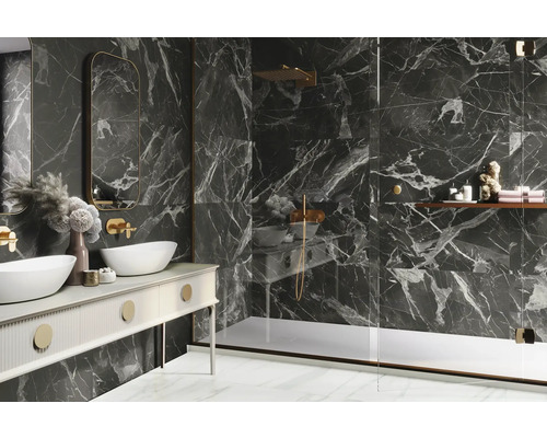 Salle de bains moderne avec carrelage en marbre, meuble-lavabo avec deux lavabos et cabine de douche.