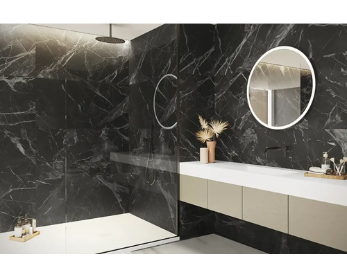 Salle de bain moderne avec douche, meuble sous-lavabo et miroir