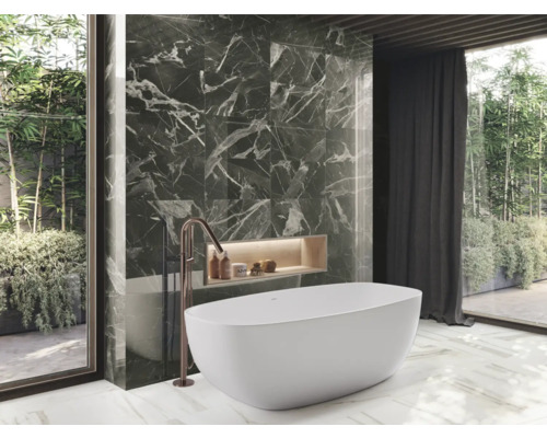 Badezimmer mit Badewanne, Armatur und Wandfliesen in Marmoroptik für ein modernes Ambiente
