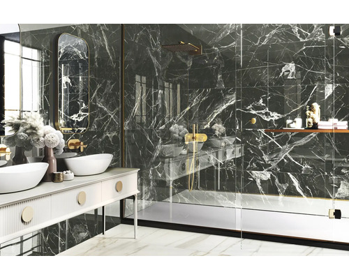 Salle de bains moderne avec carreaux de marbre, double vasque et douche en verre