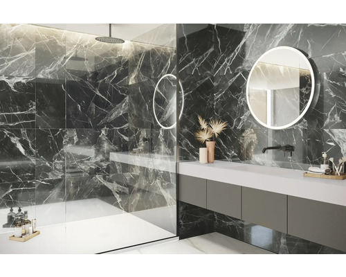 Salle de bains moderne avec carrelage en marbre, lavabo et miroirs ronds avec éclairage