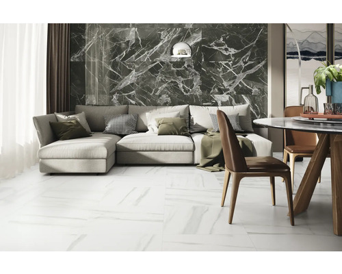 Heller Wohnraum mit grauer Marmorwand, Ecksofa und Essbereich