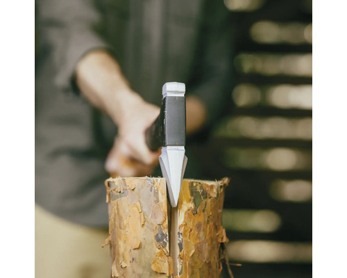 Hache à fendre dans une bûche