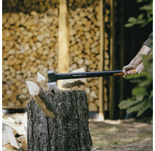 Hache à fendre Fiskars coupant du bois sur un billot