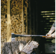 Hache coupant du bois sur une bûche