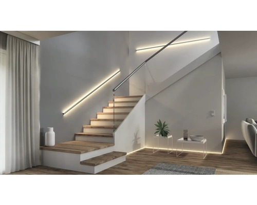 Escalier avec marches en bois et éclairage LED au mur et au sol