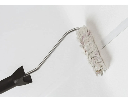 Rouleau de peinture appliquant de la peinture sur un mur