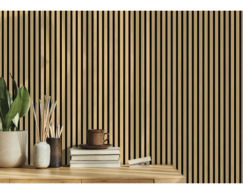 Panneau décoratif avec des bandes de bois pour les intérieurs sur une table avec décoration