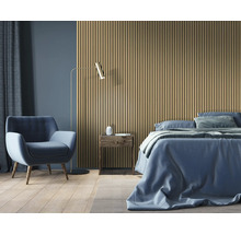 Chambre avec panneaux acoustiques, lit, fauteuil et lampadaire