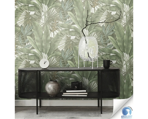 Un salon avec une console noire et un mur avec du papier peint floral.