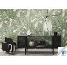 Salon avec papier peint jungle, étagère noire, horloge, vase et porte-revues