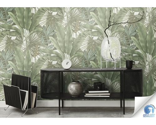 Salon avec papier peint jungle, étagère noire, horloge, vase et porte-revues