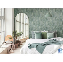 Chambre avec lit, plantes d''intérieur et papier peint à motifs de feuilles