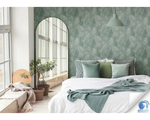 Chambre avec lit, plantes d''intérieur et papier peint à motifs de feuilles