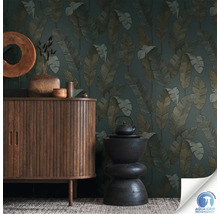 Pièce décorative avec papier peint botanique, commode et table d''appoint