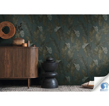 Salon avec papier peint à motif de feuilles, commode en bois et décorations